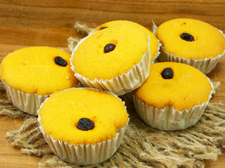 sponge cake with raisin