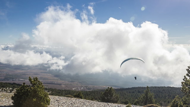 Paragliding that goes to a big cloud