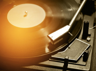 Fototapeta na wymiar close up of turntable music player process n vintage tone