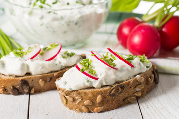 Brot mit Kräuterquark und Radieschen
