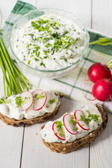 Kräuterquark auf Brot 