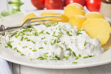 Kräuterquark mit Kartoffeln auf Teller