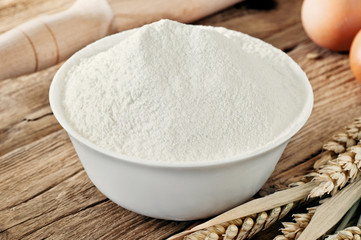 Fototapeta na wymiar flour in ceramic bowl