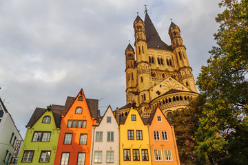 Fototapeta na wymiar historische Häuser mit Kirche Groß St. Martin in der Altstadt von Köln, Deutschland
