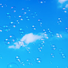 Seifenblasen vor herbstlichem Baum