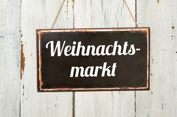 Altes Blechschild vor wei&szlig;er Holzwand - Weihnachtsmarkt