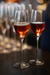 Champagnergläser an der Bar