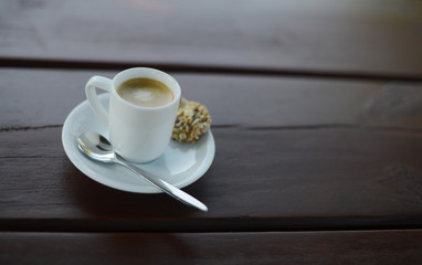 Tasse Kaffee auf Holztisch