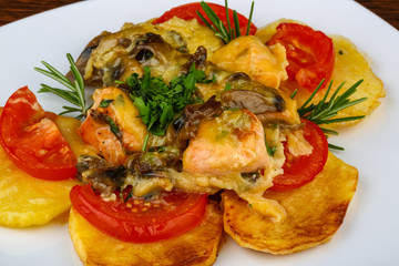Roasted salmon with potato and tomato