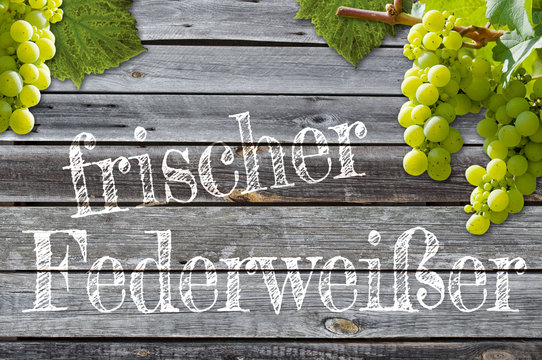 Holzhintergrund mit Weintrauben, Trauben mit frischer Federweißer, Weinfest, Winzerfest