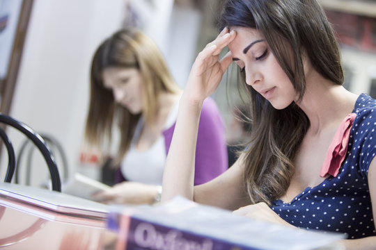 Giovani studentesse mentre studiano in biblioteca