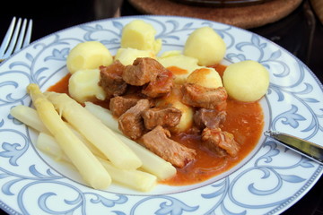 Gulasch und Spargel 