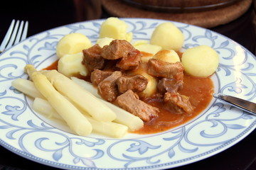 Spargel und Gulasch