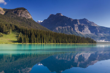 Fototapeta na wymiar Beautiful emerald lake in the morning light