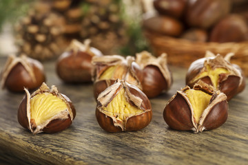 Frisch ger&ouml;stete Maroni auf K&uuml;chenbrett