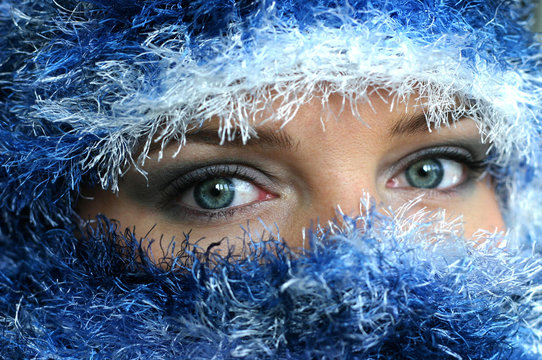 close-up von sch&ouml;nen blauen Augen mit Schal