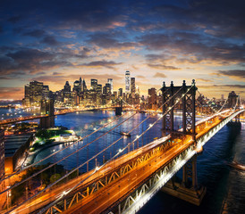 Naklejka premium Miasto Nowy Jork - Manhattan po zmierzchu - piękny pejzaż miejski