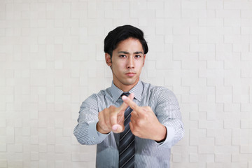 禁止の意思表示をする男性