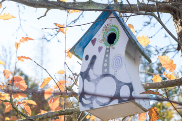 Vogelhaus im Herbst