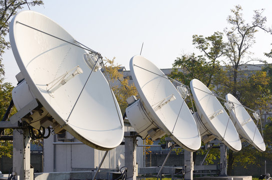 Four parabola antenna