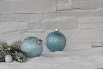 Weihnachtskugeln im Schnee