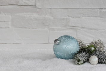 Weihnachtskugel im Schnee
