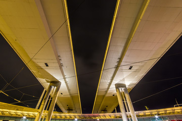 Städtische Brücke bei Nacht