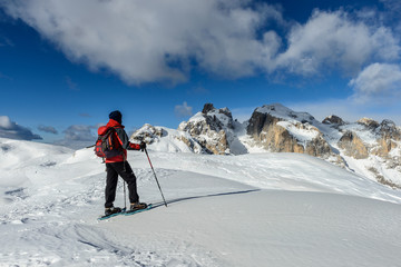 Fototapeta na wymiar Escursione invernale in montagna