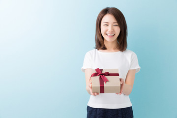 プレゼントを持つ女性　笑顔