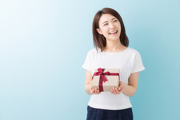 Fototapeta premium プレゼントを持つ女性 笑顔