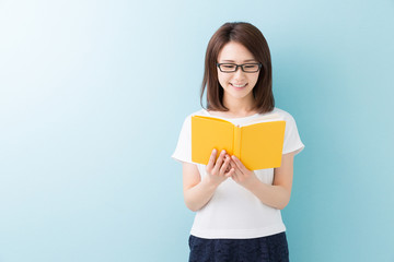 本を読む女性