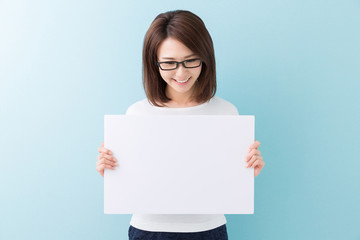 Naklejka premium ホワイトボードを持つ女性 笑顔