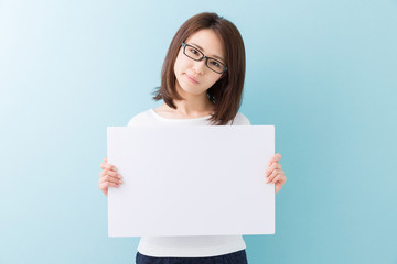 Naklejka premium ホワイトボードを持つ女性 考える