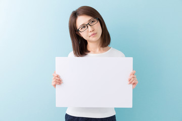 Naklejka premium ホワイトボードを持つ女性 考える