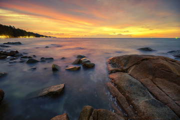 Fototapeta na wymiar sunset seascape the beach side in thailand.