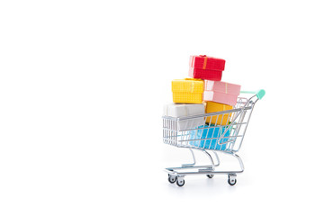 小さなプレゼントボックスとカート