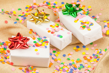 paquets cadeaux sur toile de jute et confettis 