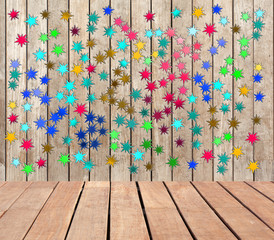 étoiles multicolores incrustées sur fond bois 