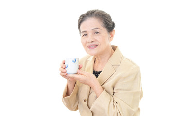 お茶を飲み寛ぐ年配者