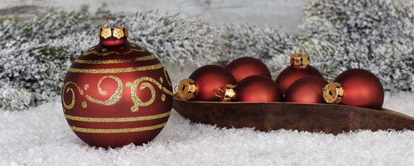 Weihnachtskugeln im Schnee
