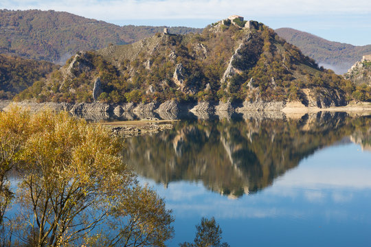 Monte Antuni riflesso sul lago del Turano