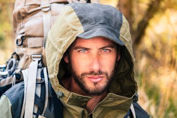 Obraz premium Handsome young hiker portrait