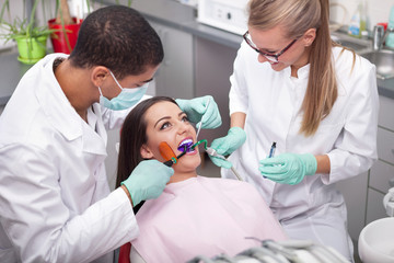 Image of a dentist curing a girls teeth