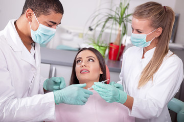 Obraz na płótnie Canvas Dentist assistant preparing a syringe anesthetize