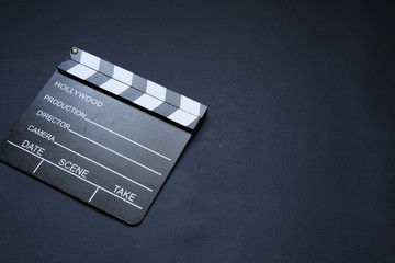 Obraz premium still life on a blue background of clapperboard to work on cinema and movie