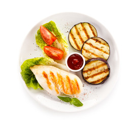 Grilled chicken fillet and vegetables
