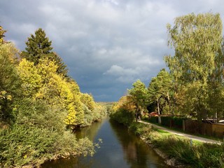 Fototapeta na wymiar Isar-Loisach-Kanal unter Wolken