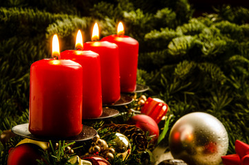 Adventszeit vier brennende Kerzen