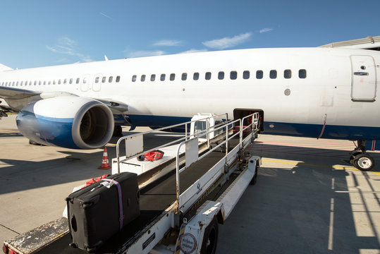 Verladung vom Reisegepäck - Koffern in ein Flugzeug // Loading from the luggage - suitcases in an airplane