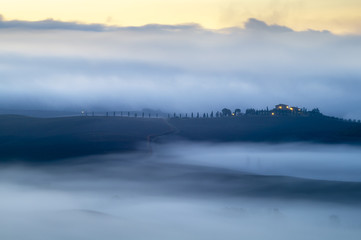Obraz na płótnie Canvas Mgły płynące doliną Val d'Orcia Włochy 